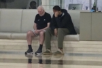 老少传承！西决G3赛前 波波维奇与文班亚马并肩而坐密切交流