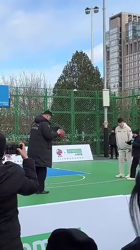 中国篮球的传承联动!此前姚明参加活动,助攻杨瀚森扣篮😂