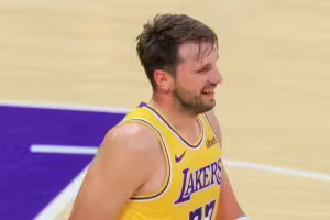 东契奇4次历史第1！28岁前单场至少50+5+10场次 詹登2次并列第2